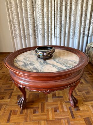 Mesa baja de salón de madera y mármol.