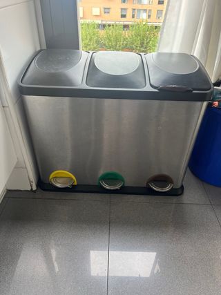 Cubo de basura para reciclar