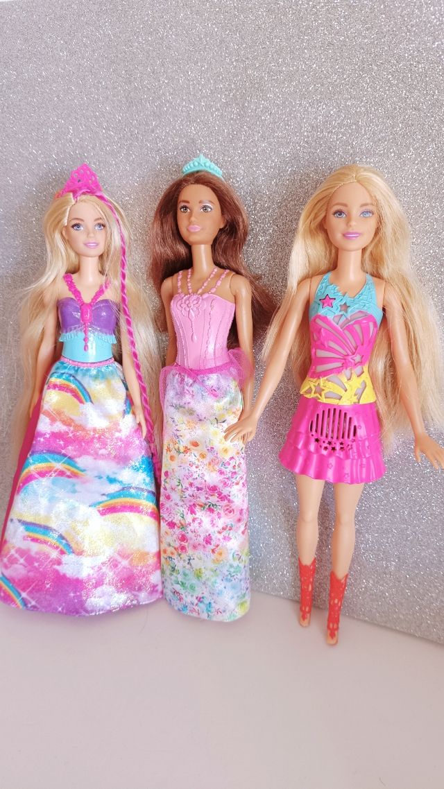 3 Barbies princesas, una canta y tiene luz
