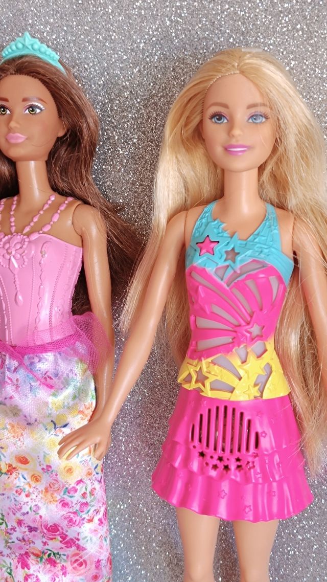 3 Barbies princesas, una canta y tiene luz