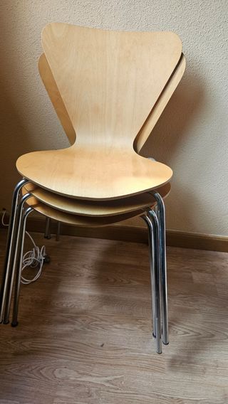 Sillas de madera y metal apilables