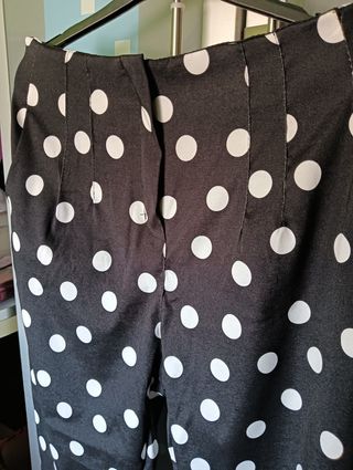 Pantalón Capri Lunares Pinzas Negro