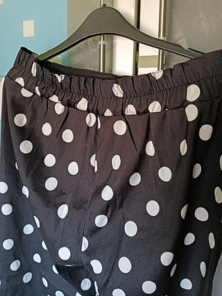 Pantalón Capri Lunares Pinzas Negro
