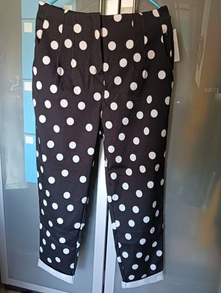 Pantalón Capri Lunares Pinzas Negro
