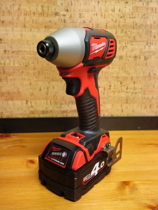 Atornillador Milwaukee M18 BID 4Ah 200Nm NUEVO