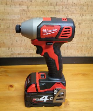 Atornillador Milwaukee M18 BID 4Ah 200Nm NUEVO