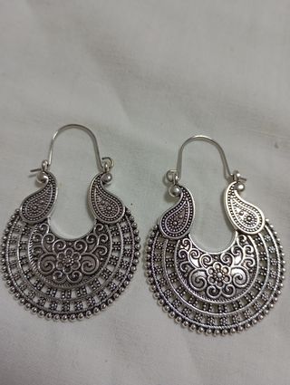 Pendientes plateados estilo boho