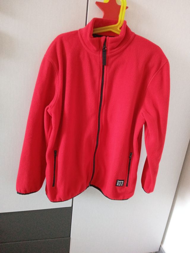 Chaqueta polar roja talla 9-10 años.