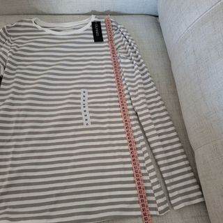 Camiseta de rayas grises y blancas talla M