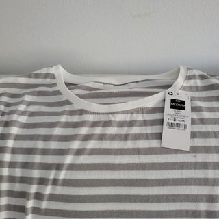 Camiseta de rayas grises y blancas talla M