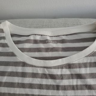 Camiseta de rayas grises y blancas talla M