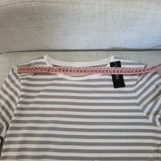 Camiseta de rayas grises y blancas talla M