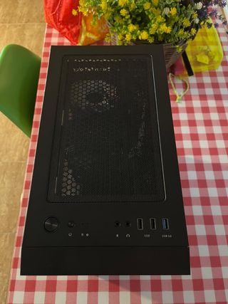 Ordenador de escritorio negro