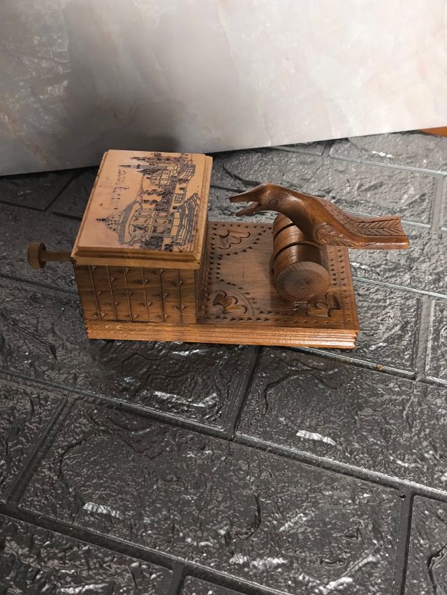 Dispenser porta sigarette in legno