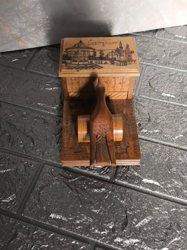 Dispenser porta sigarette in legno