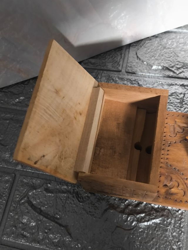 Dispenser porta sigarette in legno