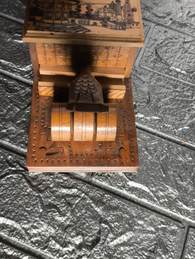 Dispenser porta sigarette in legno