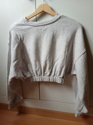 Sudadera Bershka gris cropped