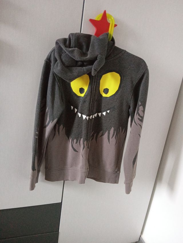 Chaqueta con capucha talla 8-10 años.