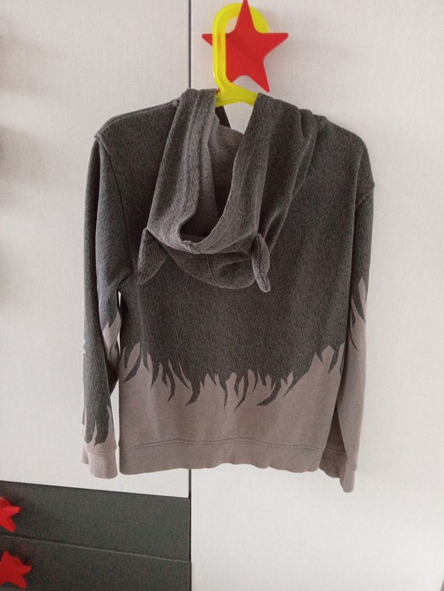 Chaqueta con capucha talla 8-10 años.