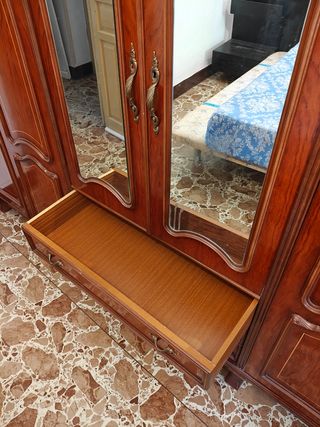 Armario antiguo de madera con detalles dorados