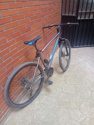 Bicicleta de montaña gris y azul