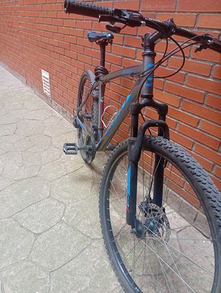 Bicicleta de montaña gris y azul