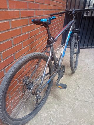 Bicicleta de montaña gris y azul