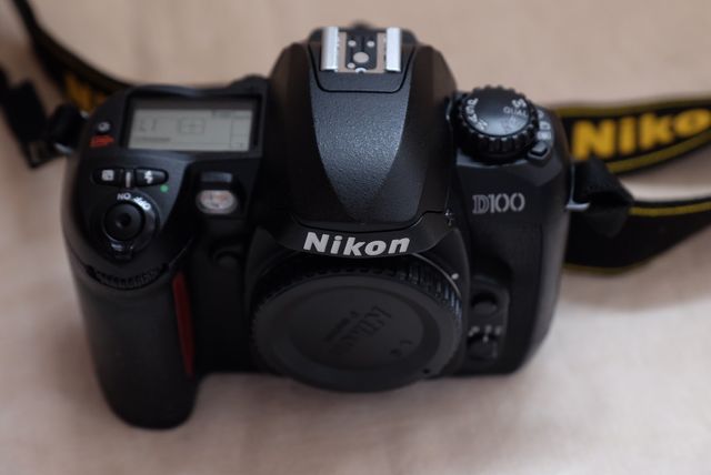 Cámara réflex Nikon D100