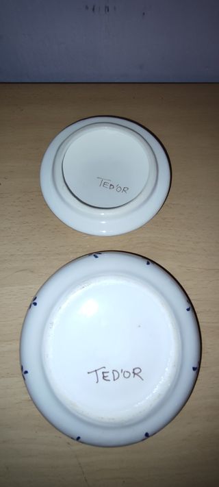 Figura decorativa cerámica flores azules