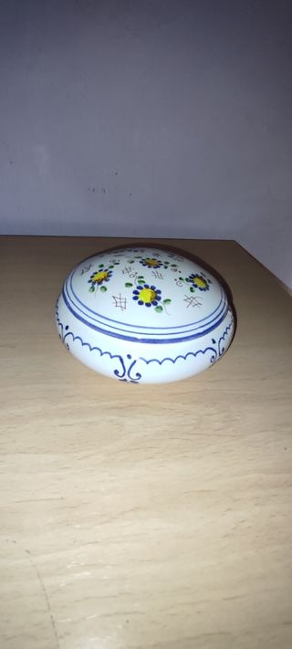 Figura decorativa cerámica flores azules