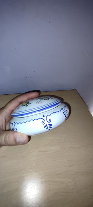 Figura decorativa cerámica flores azules