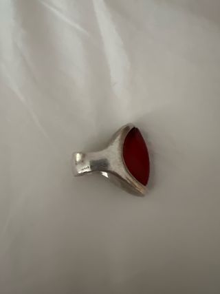 Anillo Uno de 50 Plata con Piedra Roja