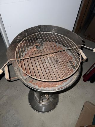 Barbecue a carbonella con ruote