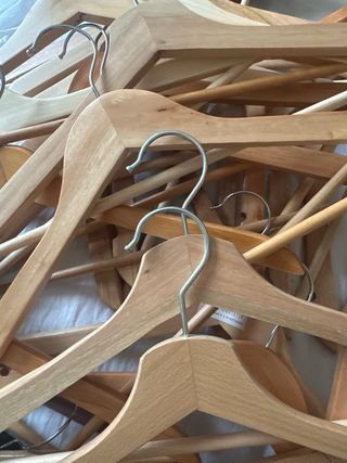 Perchas de madera y metal