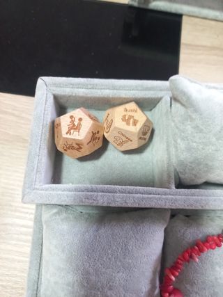 Dados de madera con figuras