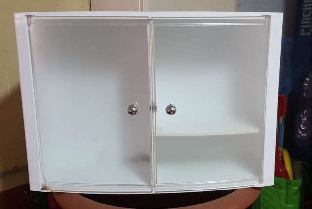 Botiquín de pared blanco