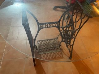 Mesa de cristal con base Singer