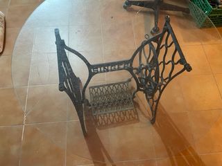 Mesa de cristal con base Singer