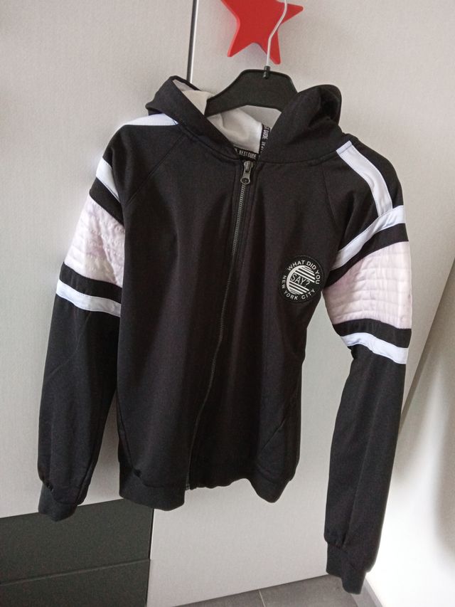 Chaqueta deportiva con capucha talla 9-10 años.