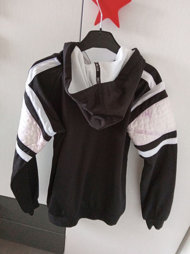 Chaqueta deportiva con capucha talla 9-10 años.