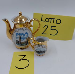 Teiera e lattiera in ceramica dorate