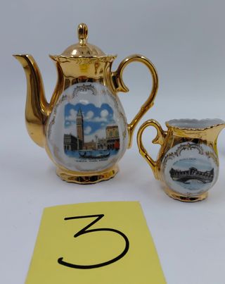 Teiera e lattiera in ceramica dorate