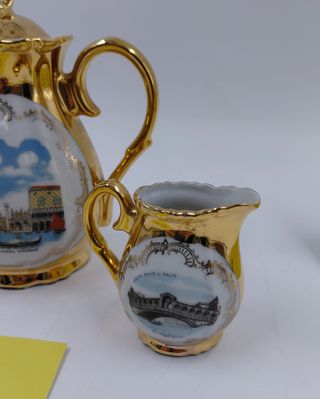 Teiera e lattiera in ceramica dorate