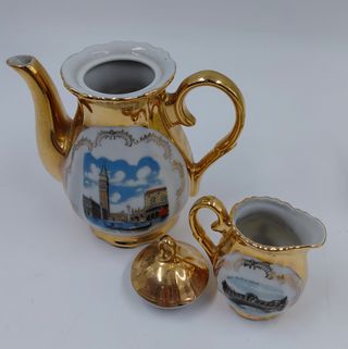 Teiera e lattiera in ceramica dorate