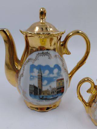 Teiera e lattiera in ceramica dorate