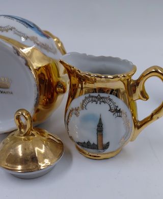 Teiera e lattiera in ceramica dorate