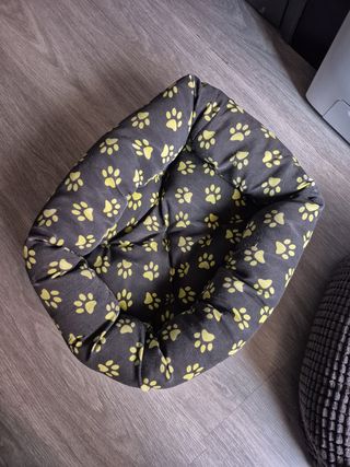 Cama cesta para gatos con estampado de huellas