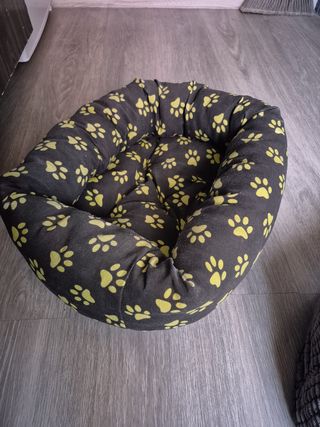 Cama cesta para gatos con estampado de huellas