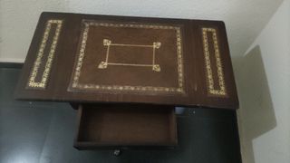 Mesa auxiliar de madera oscura estilo inglés. 